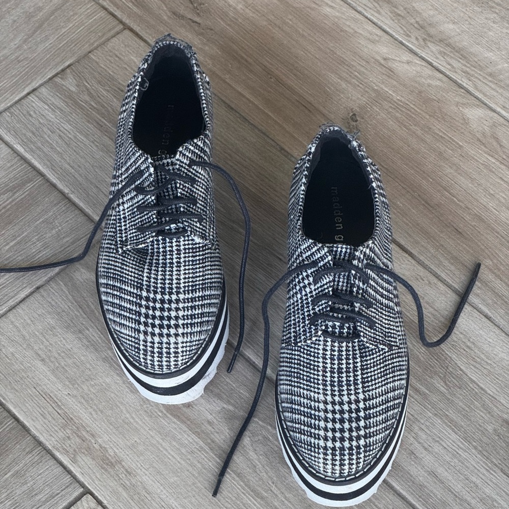 Madden Girl Marshall Black and White Houndstooth Platform Derby Shoes - Picture 5 of 7